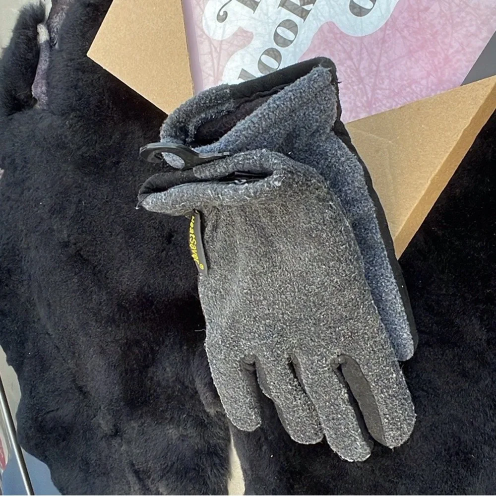 NWOT Heat Saver Gray and Black Fleece Gloves Lined Small Boys 5